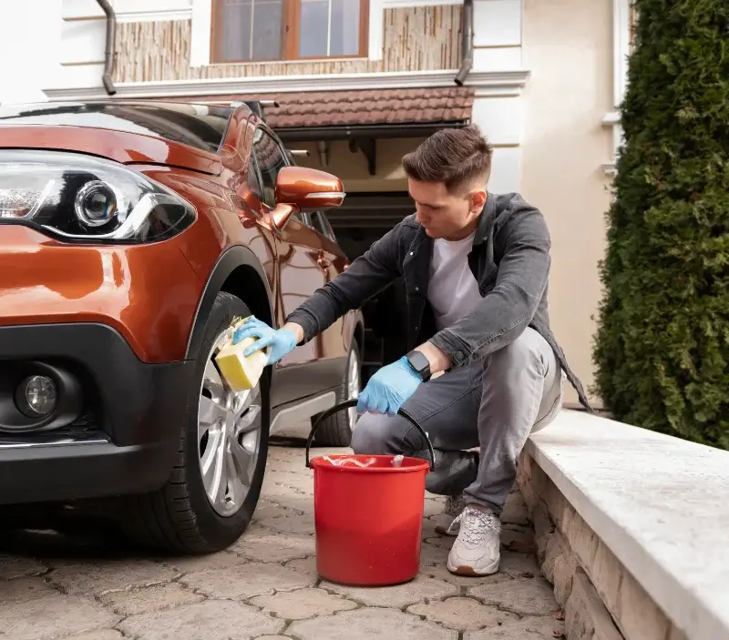 Lavage auto à domicile Saint-Martial-de-Nabirat : professionnel intervenant sur un véhicule